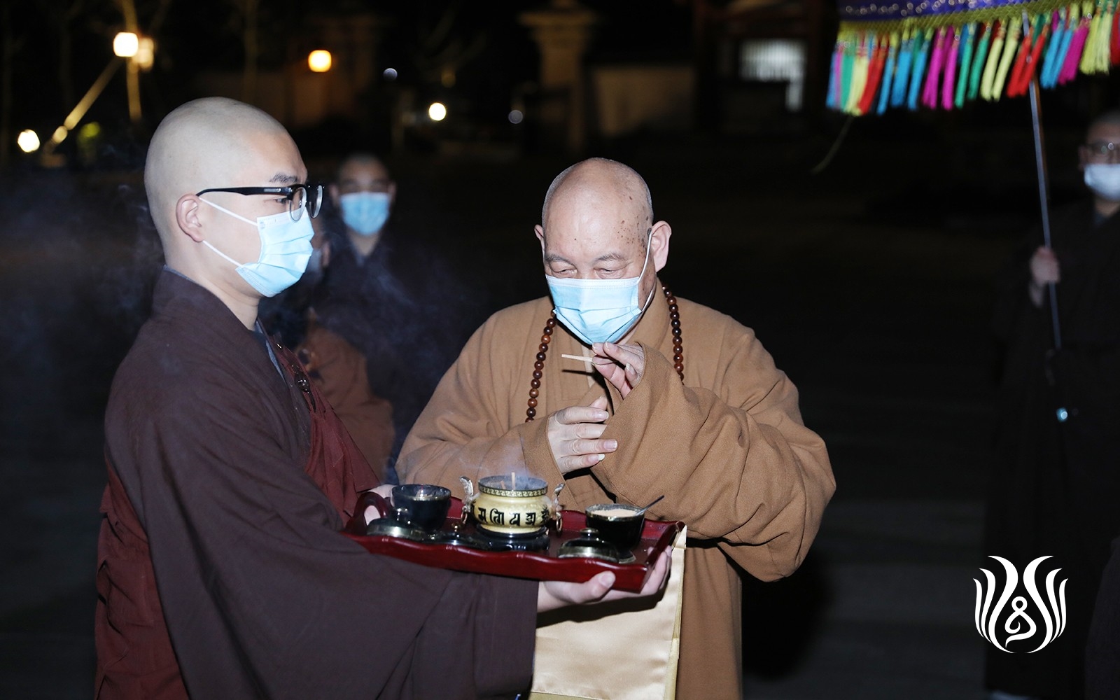 我院全体师生恭迎院长道慈大和尚出席全国政协会议圆满回山